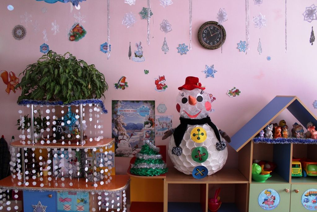 Новогоднее оформление зала в детском саду - 58 фото